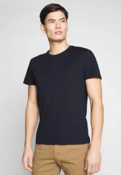 Pier One 2 Pack - Basic T-Shirt - White/Dark Blue -Pier One 29e824f9825c4b58be6620e83ee4ac6b scaled