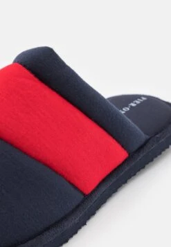 Pier One Unisex - Slippers - Dark Blue/Red 11 Pier One Unisex - Slippers - Dark Blue/Red -Pier One 3873ff5ffc164a00938853720f513c10 scaled