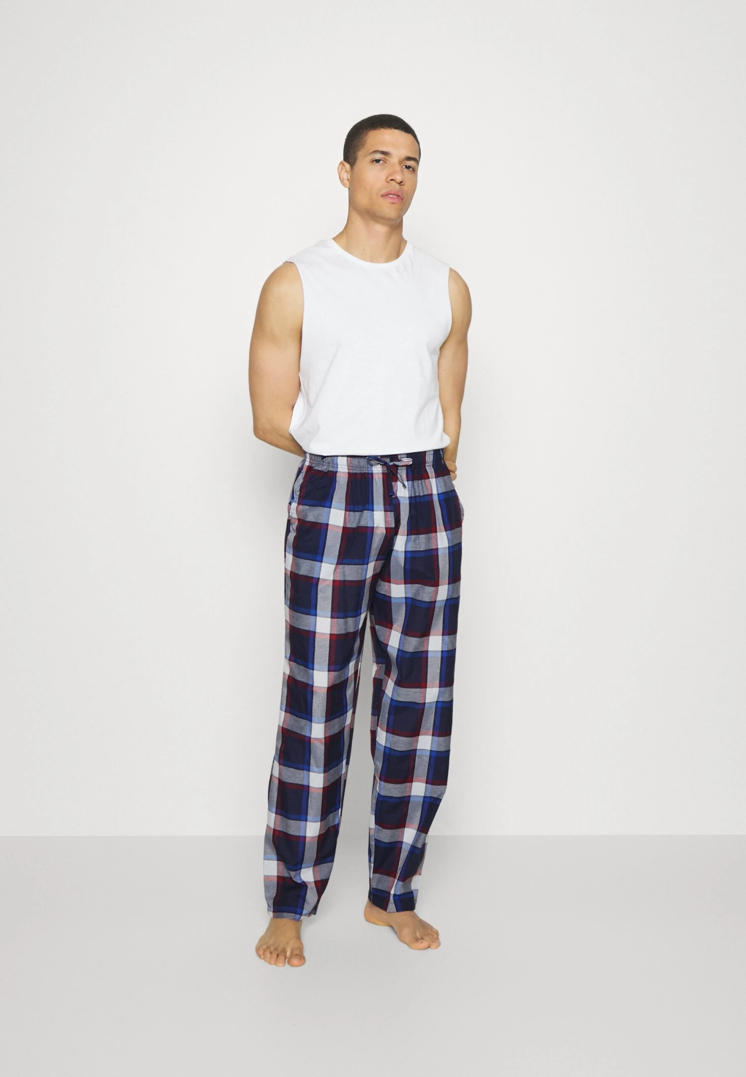 Pier One 2 Pack - Pyjama Bottoms - 503 - Dark Blue_302 - Red 2 Pier One 2 Pack - Pyjama Bottoms - 503 - Dark Blue_302 - Red - Image 2
