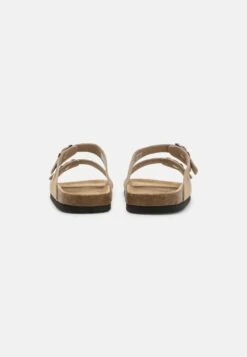 Pier One Leather Unisex - Slippers - Beige 8 Pier One Leather Unisex - Slippers - Beige -Pier One 5c08a27821fd48c5b7a8f15fb878043f scaled