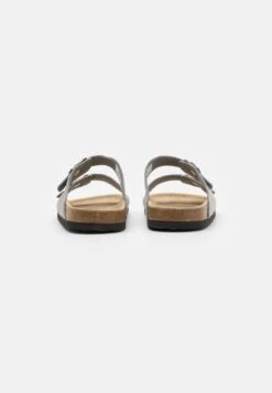 Pier One Leather Unisex - Slippers - Grey 8 Pier One Leather Unisex - Slippers - Grey -Pier One 5c52920d2cf64005948ca6c907d5c2d5 scaled