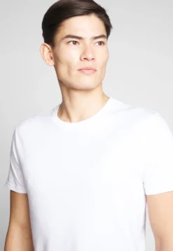 Pier One 2 Pack - Basic T-Shirt - White/Dark Blue -Pier One 5d6a04d994e343d2903cc2c1666bad4b scaled