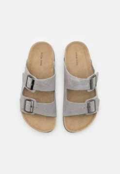 Pier One Leather Unisex - Slippers - Grey 9 Pier One Leather Unisex - Slippers - Grey -Pier One 6e172422b00e484a8ac21c5f565af9d6 scaled