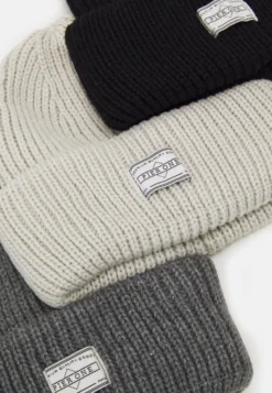 Pier One Unisex 3 Pack - Beanie - Black/Dark Grey/Off-White -Pier One 95a5e9e5960d44b887ec581a941f516e scaled