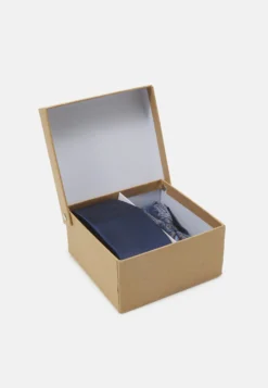 Pier One Set - Tie - Dark Blue 12 Pier One Set - Tie - Dark Blue -Pier One 9f0c9c901ffb47ccaba643bd0838aa41 scaled