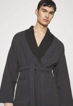 Pier One Shawl Towel Bathrobe - Dressing Gown - Dark Grey -Pier One aedd72cbd7d04b83bcef8a6c104e08f9 scaled