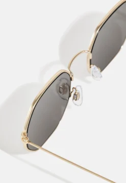 Pier One Unisex - Sunglasses - Gold-Coloured/Black -Pier One b2be850c1f774f4293e9886f4ba11c1f scaled