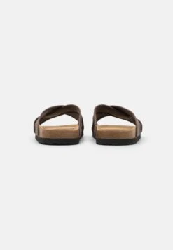 Pier One Unisex - Slippers - Brown -Pier One b64bd94841374f58a4a8e2cf13040258 scaled