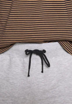 Pier One 2 Pack - Shorts -Light Grey /Black 8 Pier One 2 Pack - Shorts -Light Grey /Black -Pier One c4d577d8c6314b53bc4b281d9e735af0 scaled