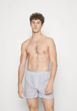 Pier One 5 Pack - Boxer Shorts - Blue/Dark Blue/Pink - -Pier One d42f0cbf69f949ba906d961c35df2876 scaled