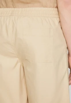 Pier One Shorts - Off-White -Pier One d6cc0af564044bfeb168158cc2b2d35e scaled