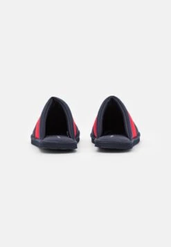 Pier One Unisex - Slippers - Dark Blue/Red 8 Pier One Unisex - Slippers - Dark Blue/Red -Pier One e4c665c9d1924bb88c897c8ef1ee7932 scaled